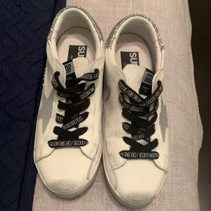 EUC, Women’s look alike Golden Goose sneaker, size 7, white with silver star
